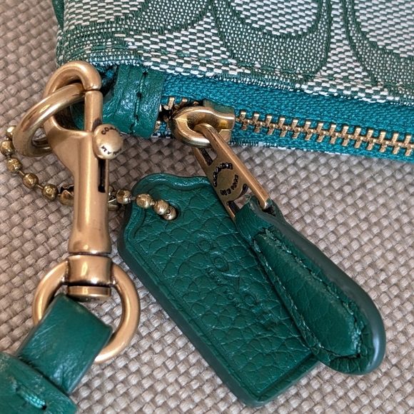 Coach Small wristlet in signature jacquard - Picture 6 of 6